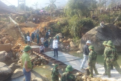 Cầu tạm Chu Va bị lũ cuốn trôi